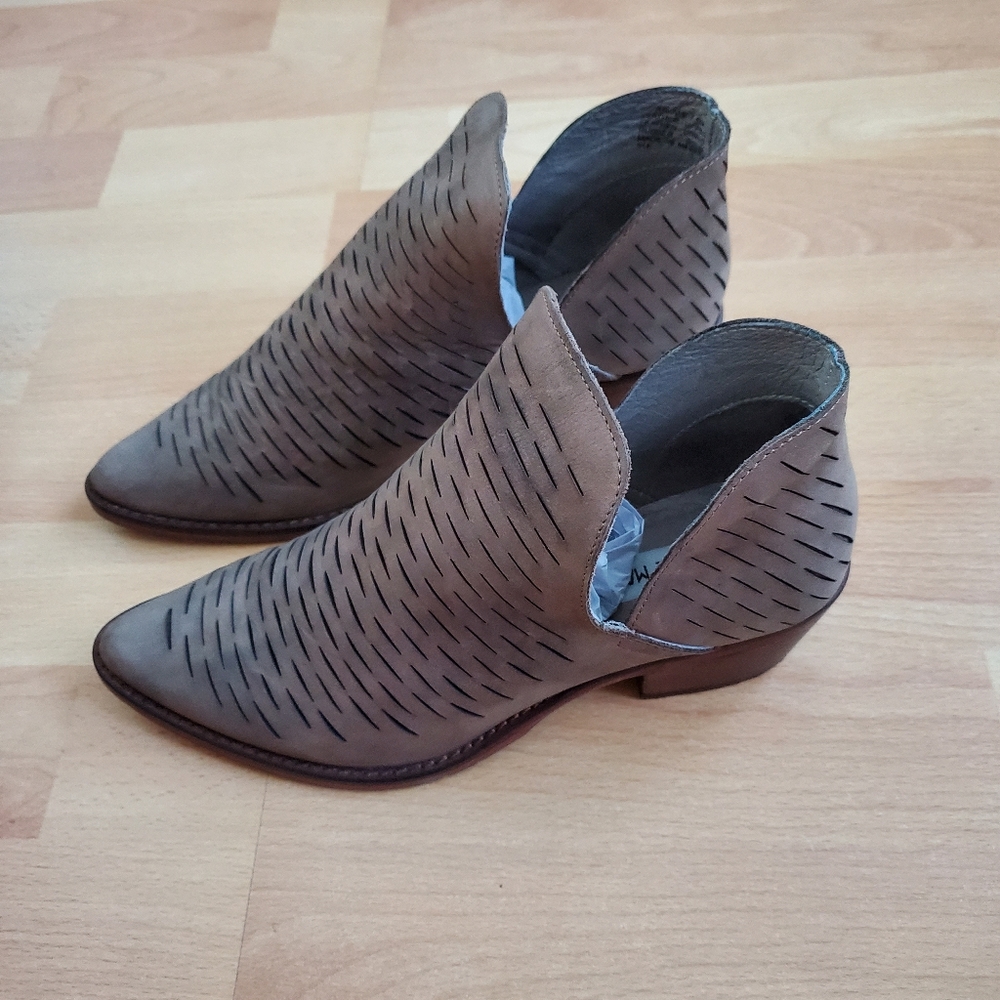 Shoes - Picture 2 of 5